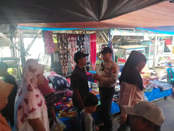 Berikan Rasa Aman dan Nyaman Kepada Masyarakat, Polsek Pangkalan Kuras Patroli di Pasar