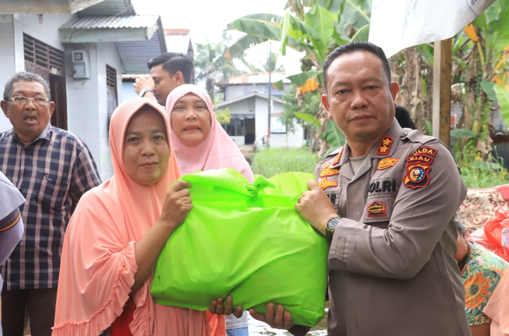 Yanma Polda Riau Salurkan Bantuan Sembako kepada Korban Banjir di Pekanbaru