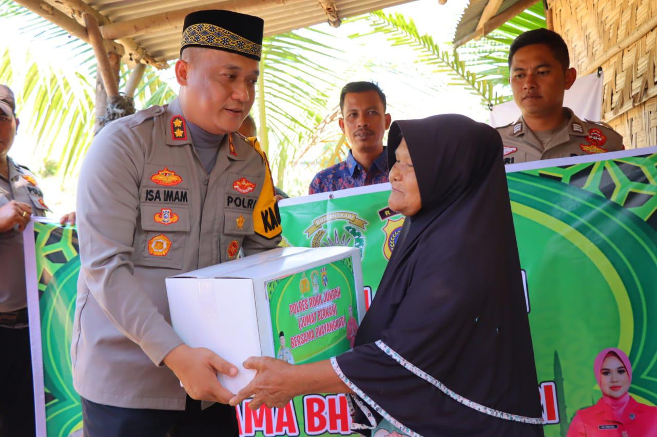 Kapolres Rohil dan Ketua Bhayangkari Cabang Rohil Sambangi Masyarakat Kurang Mampu