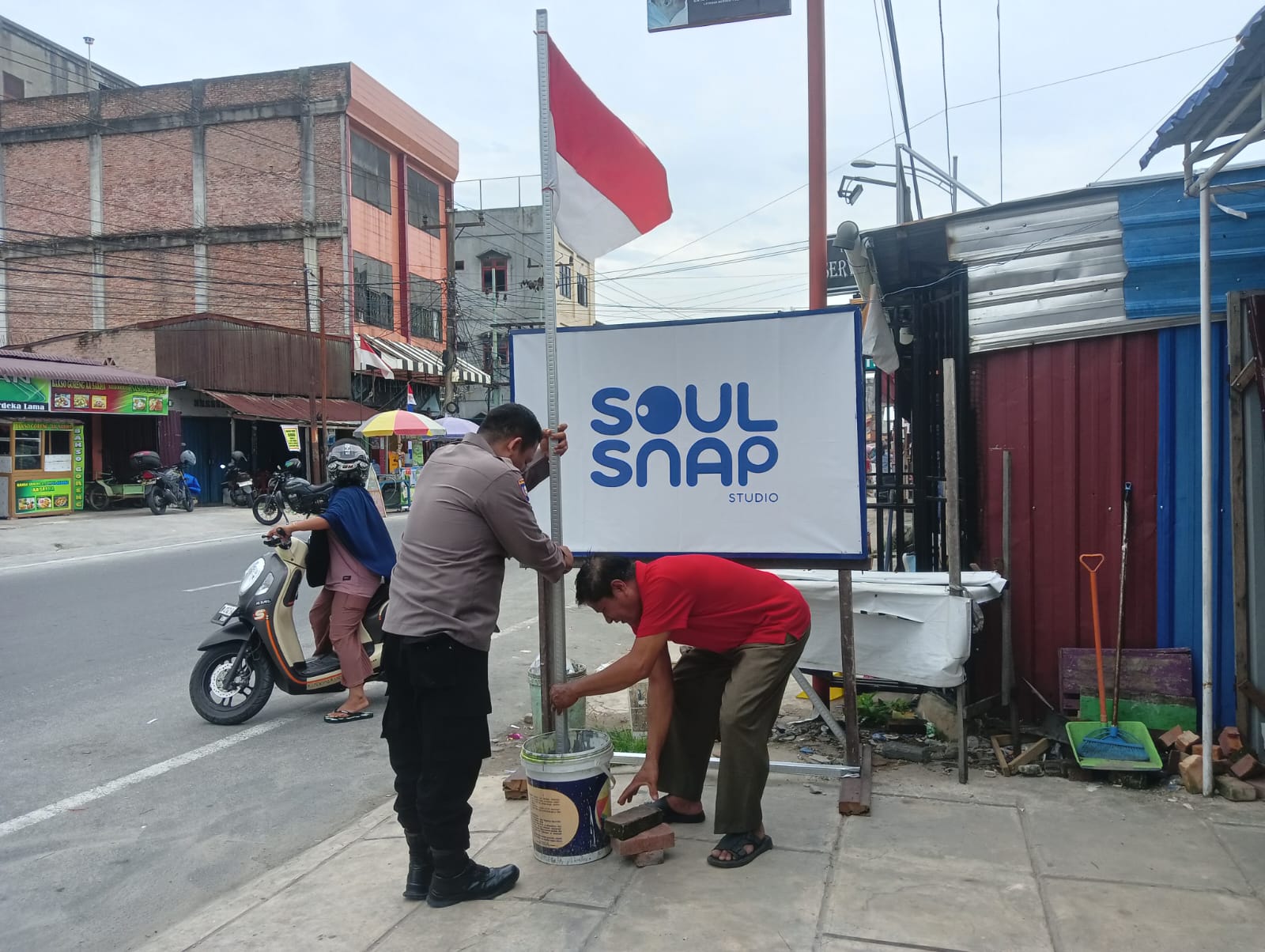 Polsek Dumai Kota turun langsung pemasangan bendera Merah Putih