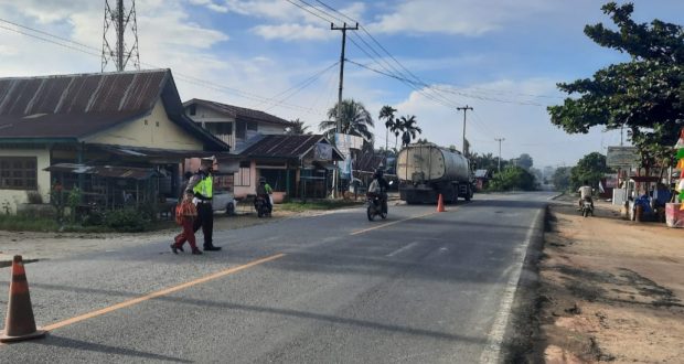 Antisipasi Kecelakaan dan Kemacetan Pada Waktu Pagi, Polsek Pangkalan Kuras Atur Lalin