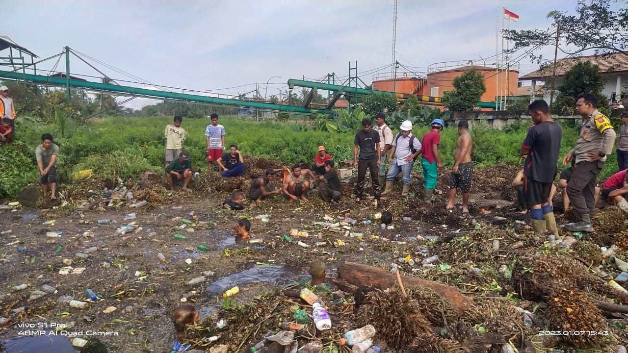 Balita Tenggelam di Kanal PT THIP Pelangiran Ditemukan Meninggal Dunia