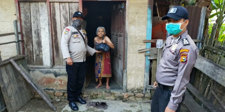 Sejumlah Polsek Jajaran Polres Kampar Bagikan Sembako kepada Warga Kurang Mampu