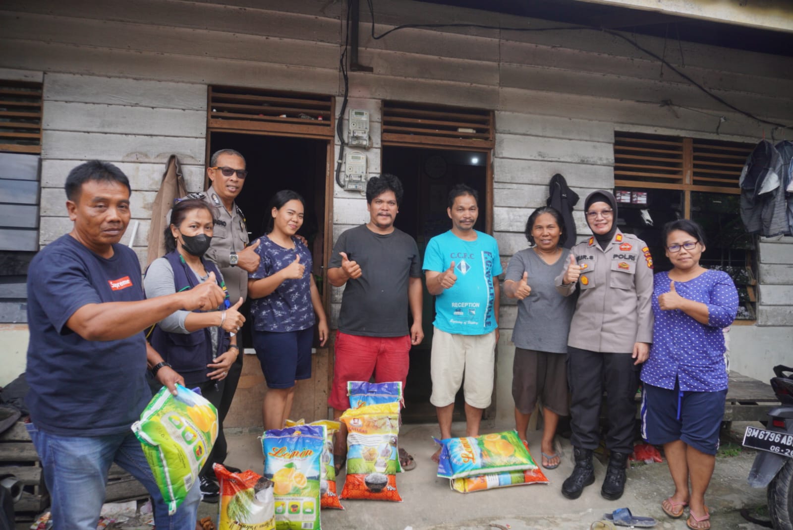 Kembali, Polsek Payung Sekaki Berikan Bansos dan Tali Asih Kepada Masyarakat