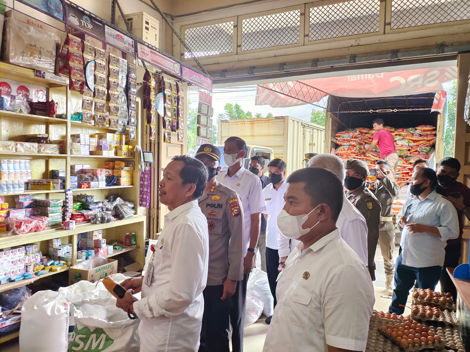 Minyak Goreng Langka, Polres, Pemda Kuansing serta TNI Tinjau Sejumlah Warung penjual Minyak Goreng