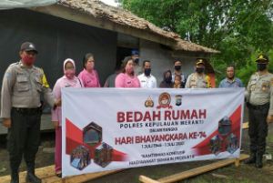 Hari Bhayangkara, Polres Kepulauan Meranti Bedah Rumah Warga