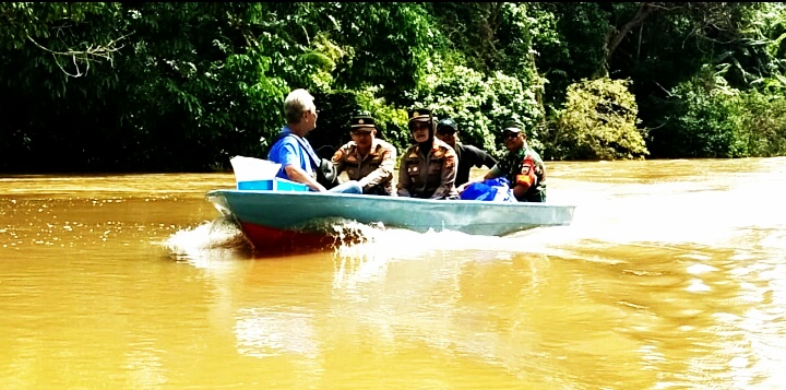 Naik Perahu Sosialisasi Pemilu Damai di Daerah Pelosok Kampar