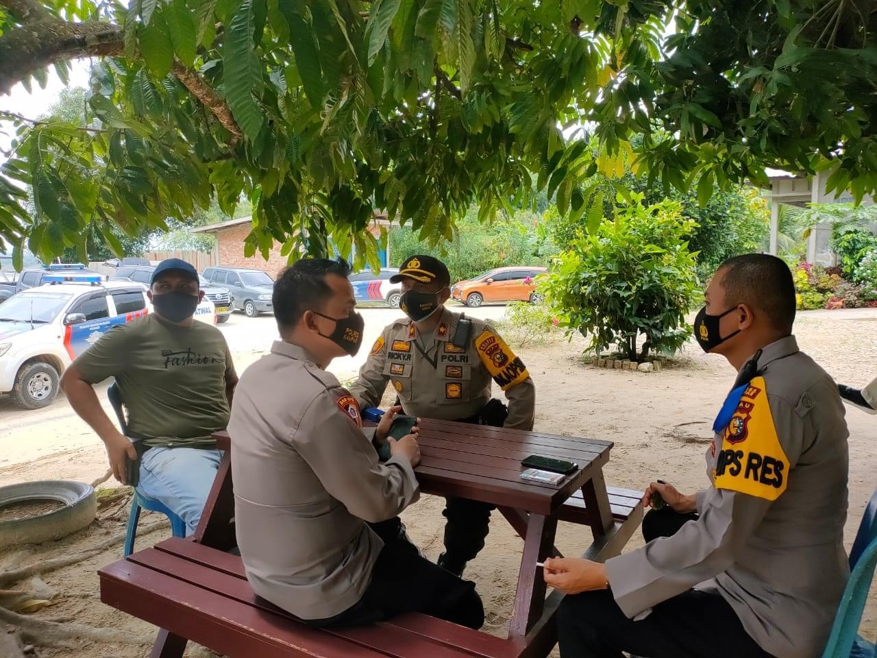 Kapolres Kampar Silaturahmi dengan Tokoh Pemuda Desa Sipungguk Saat Tinjau Wisata Sungai Gelombang