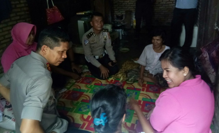 Kapolres Rohul Sambangi Keluarga Kurang Mampu di Ujung Batu dan Bantu Sembako