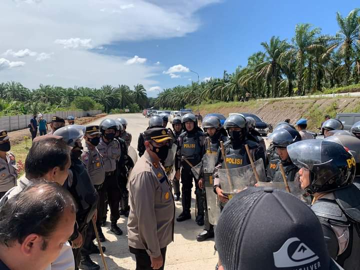 Dinilai Ganggu Harkamtibmas DanÂ  Bertindak Anarkis, PolisiÂ  BubarkanÂ  Massa Aksi Di PKS PT KSM Serta Amankan 20 OrangÂ 