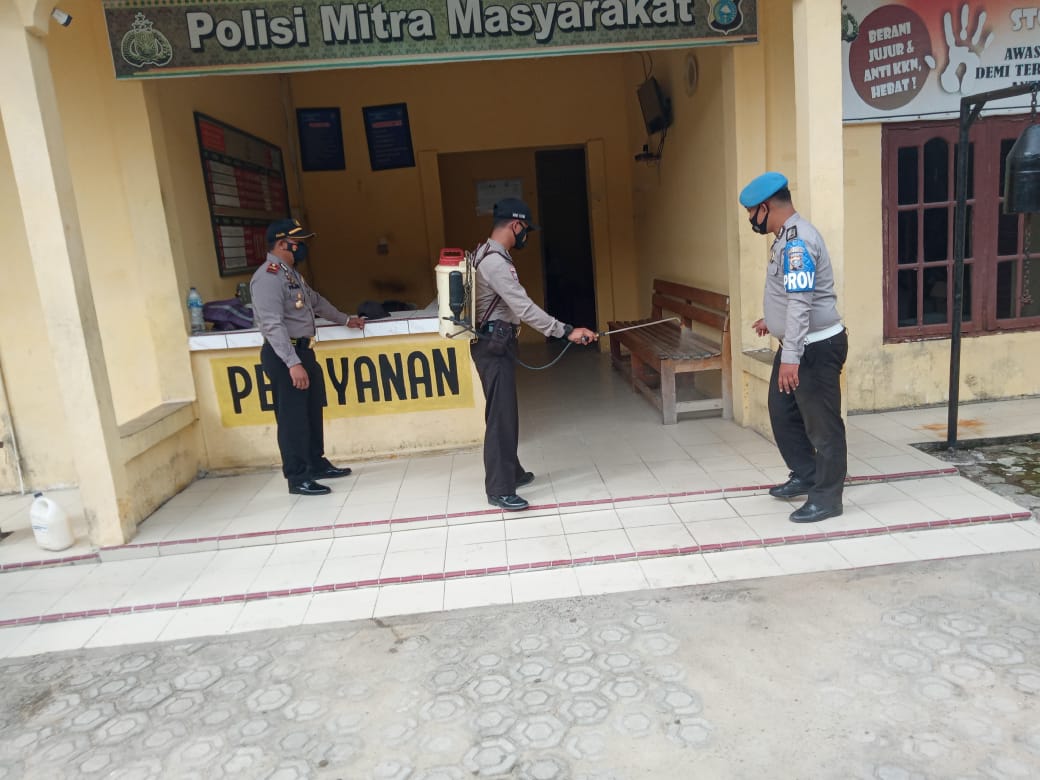 Sterilisasi Mako, Personel Polsek Kerumutan Lakukan Penyemprotan Disinfektan