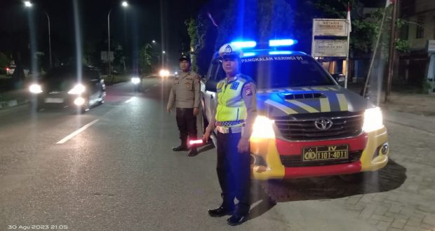 Cegah Kriminalitas di Tengah Masyarakat, Polsek Pangkalan Kerinci Gelar Patroli Blue Light