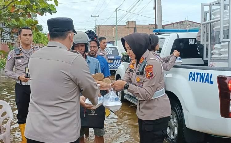 Satlantas Polres Dumai Bagikan Sarapan Untuk Masyarakat Terdampak Banjir