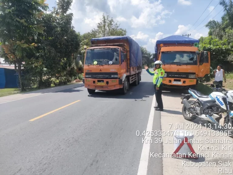 Polisi Lakukan Pengaturan Lalulintas di Bandar Sei Kijang