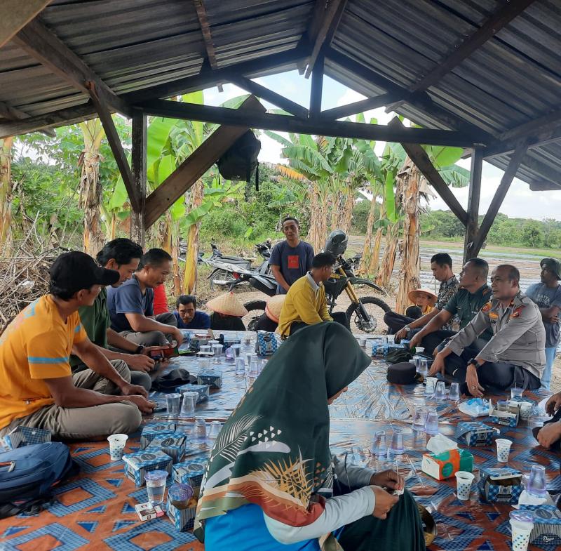 Jajaran Polres Siak Kunjungi Pondok Kelompok Tani Kampung Buantan Besar,Kapolsek Siak Kompol Ali Azar, S.Sos,Tanggapi Keluhan Warga