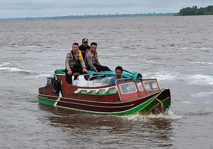 Polsek Teluk Meranti Kawal Pergeseran Logistik Pilkada 2024