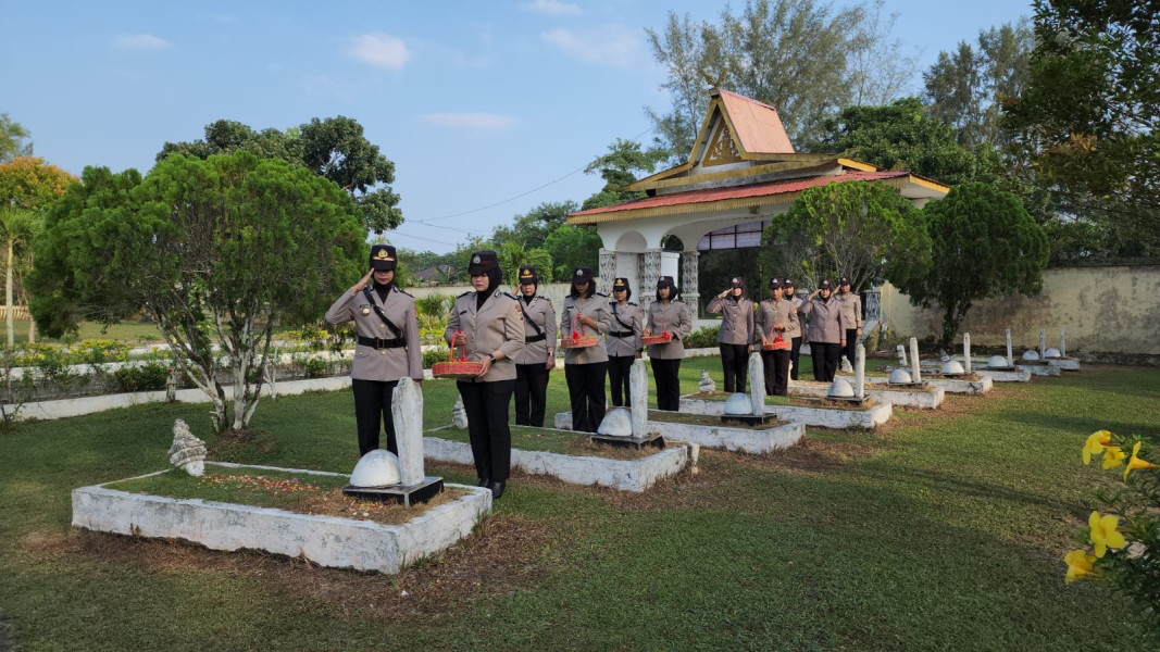 Polwan Polres Dumai Laksanakan Upacara Ziarah, Kasat Lantas AKP Lily Sulfiani, S.I.K : Rangkaian Kegiatan Jelang Hari Jadi Polwan Ke-75