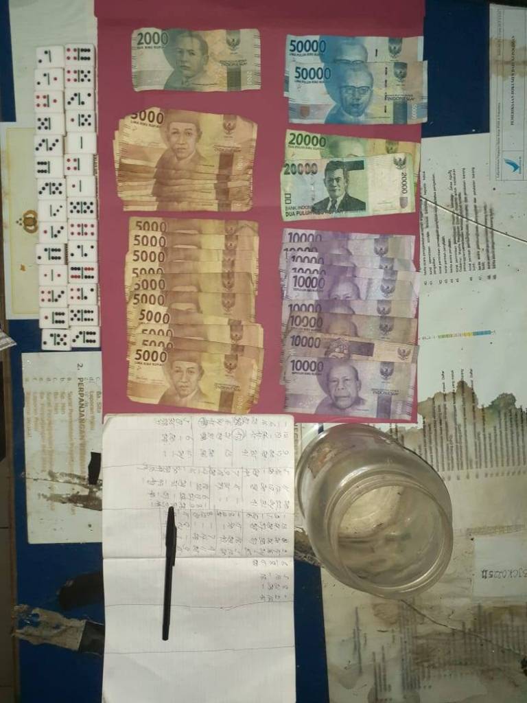 Unit Reskrim Polsek Kampar Kiri Hilir Amankan 4 Pria Saat Bermain Judi Domino 
