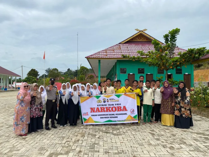 Bhabinkamtibmas Polsek Pangkalan Kuras Sampaikan Bahaya Penyalahgunaan Narkoba di Sekolah SMP 8 Desa Palas