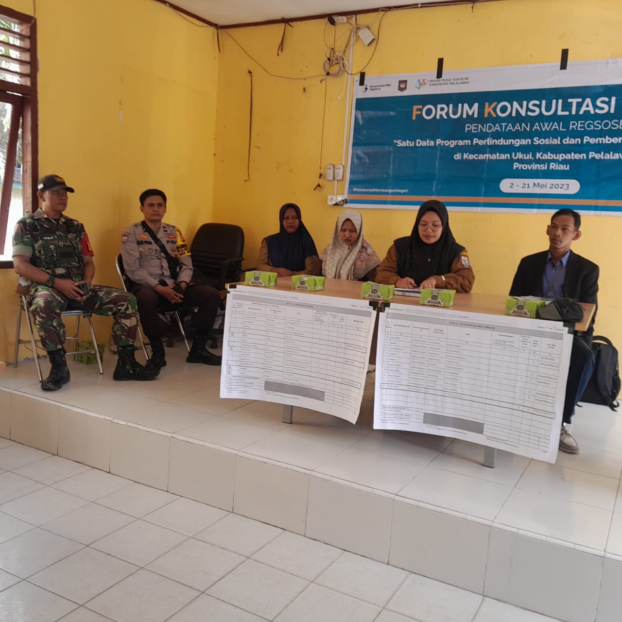 Polsek Ukui Bersama TNI Hadiri Forum Konsultasi Publik di Desa Air Hitam