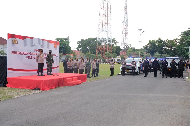 Berjuang Bersama Melawan Covid-19, Kapolda Bersama Danrem Lepas Penyerahan 503 Paket Bansos