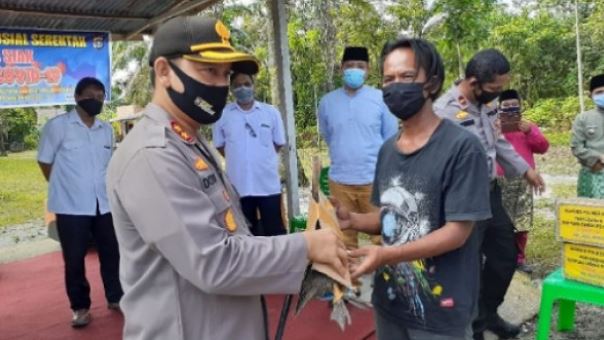 Polres Siak Salurkan Bantuan Sembako, Bibit Tanaman dan Bebek Petelur untuk Masyarakat