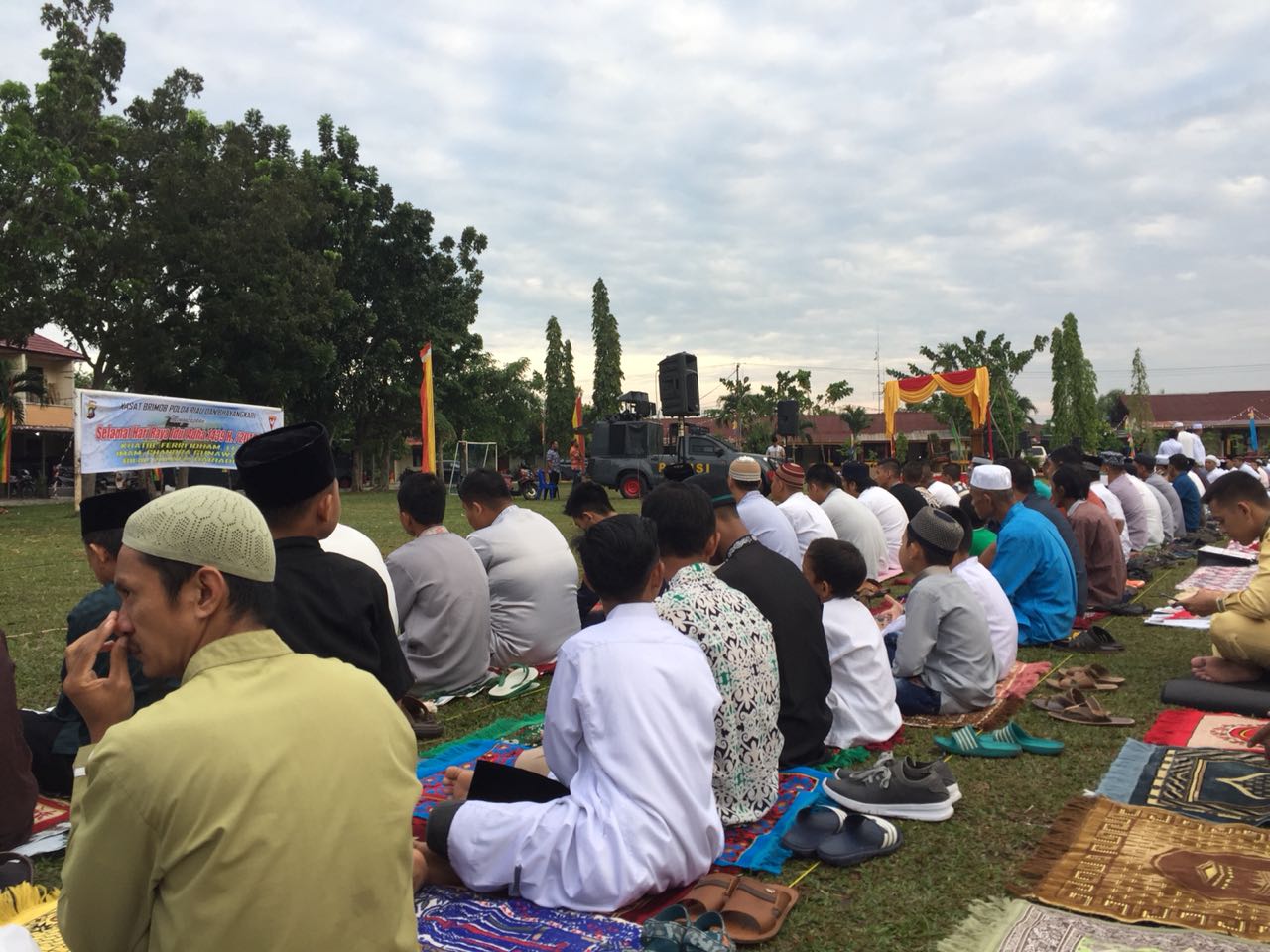 Polda Riau Laksanakan Sholat Idul Adha Di Lapangan Brimob