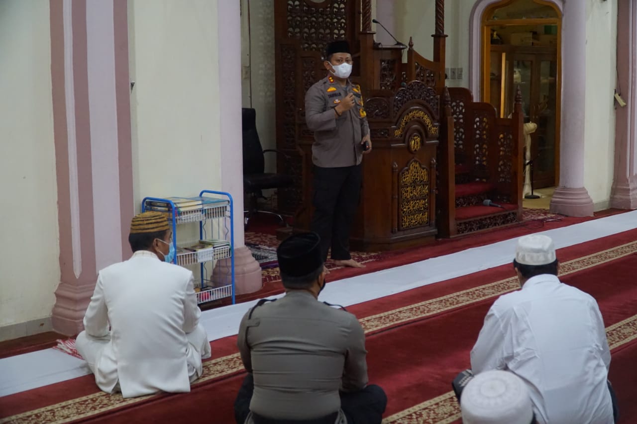 Kapolres Rokan Hulu Ajak Jamaah Mesjid Al-Jamiâ€™ Berdoa Agar Wabah Covid-19 Berakhir