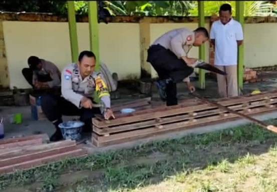 Personil Polsek Bantan Gotong Royong Bangun TPQ Masjid Ar-Raudah Bengkalis