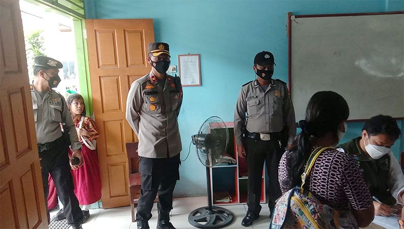 Kapolsek Pangkalan Kuras Turun Langsung Lakukan Pengamanan Vaksinasi 