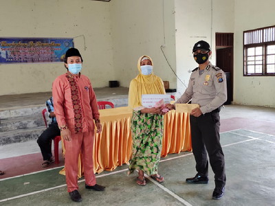 Bhabinkamtibmas Polsek Kerumutan Dampingi Perangkat Desa Bagikan BLT