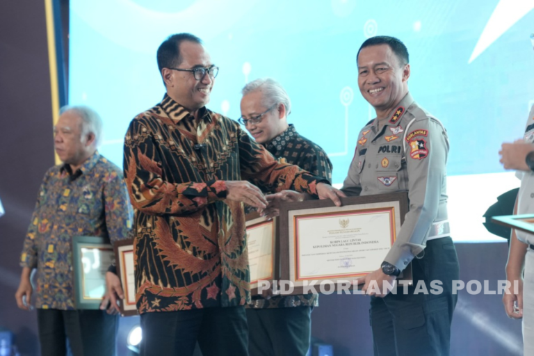 Korlantas Polri Raih Penghargaan Atas Peran Aktif Kelancaran Arus Mudik 2024