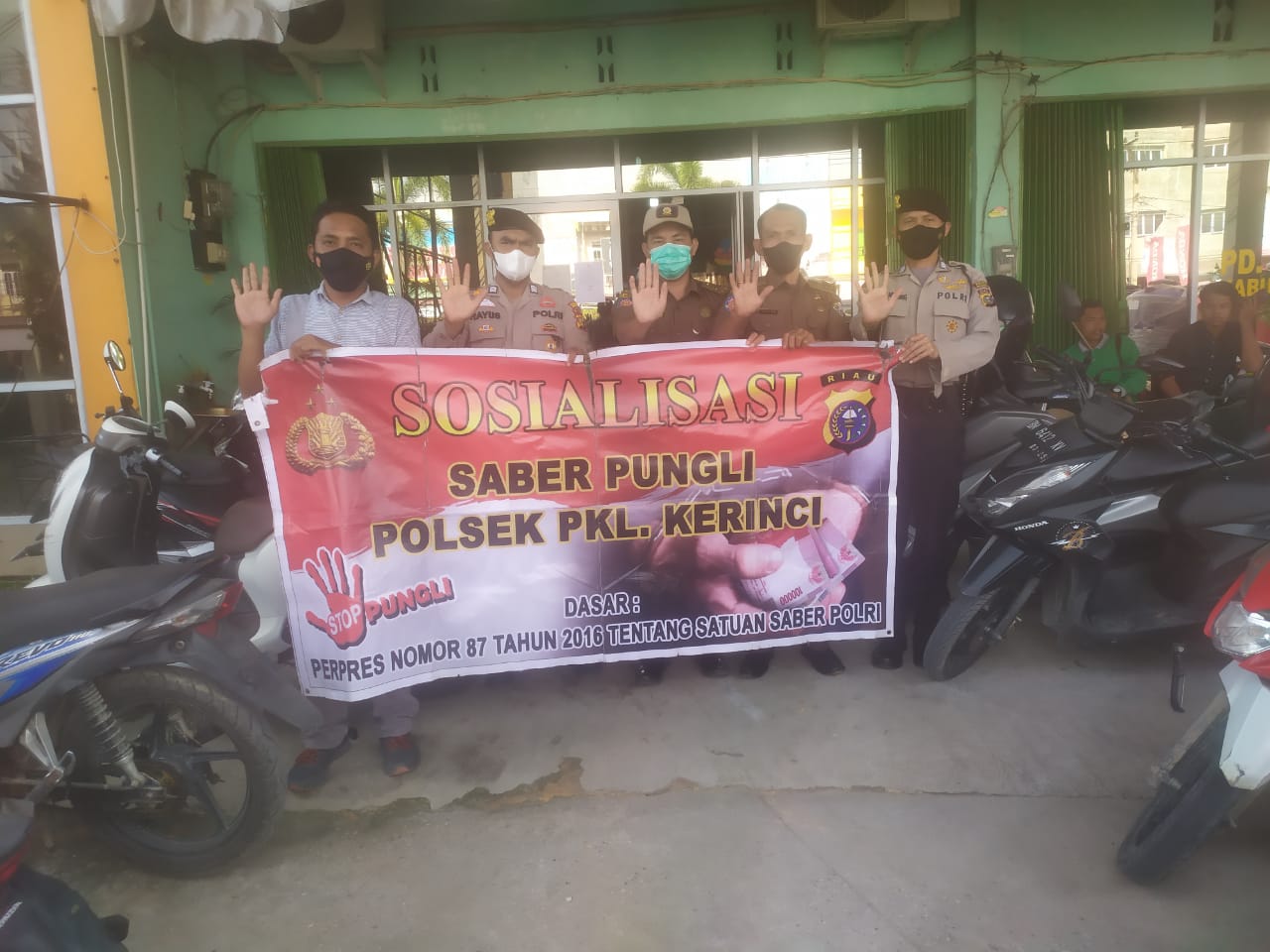Petugas Gabungan Polsek Pangkalan Kerinci Sosialisasikan Saber Pungli