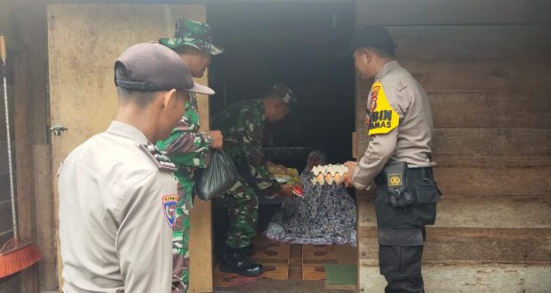 Bhabinkamtibmas Polsek Teluk Meranti Bersama Babinsa Salurkan Bantuan Sembako