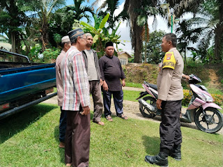 Wujud kepedulian, Bhabinkamtibmas Polsek Kerumutan Melayat Kerumah Tokoh Masyarakat