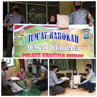 Ibu Latifah ( 92 ) Warga Kurang Mampu di Kecamatan Kuantan Mudik, Ucapkan Terima Kasih Kepada Polisi Saat Menerima Sedekah Jumat.