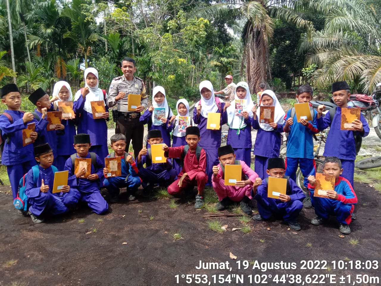 HUT RI ke-77, Bhabinkamtibmas Desa Sendaur Bagikan Buku Tulis pada Anak-anak