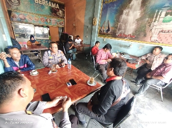 Kapolsek Ujungbatu Ngopi Bareng dengan Insan Pers