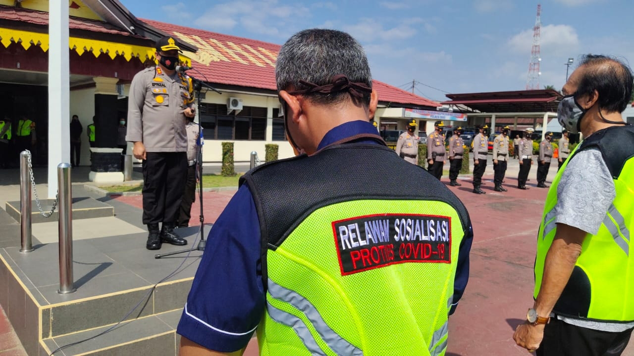Kapolres Inhu Serahkan Rompi Relawan Covid-19 dan Gandeng STIE-I Untuk Bagikan Bantuan
