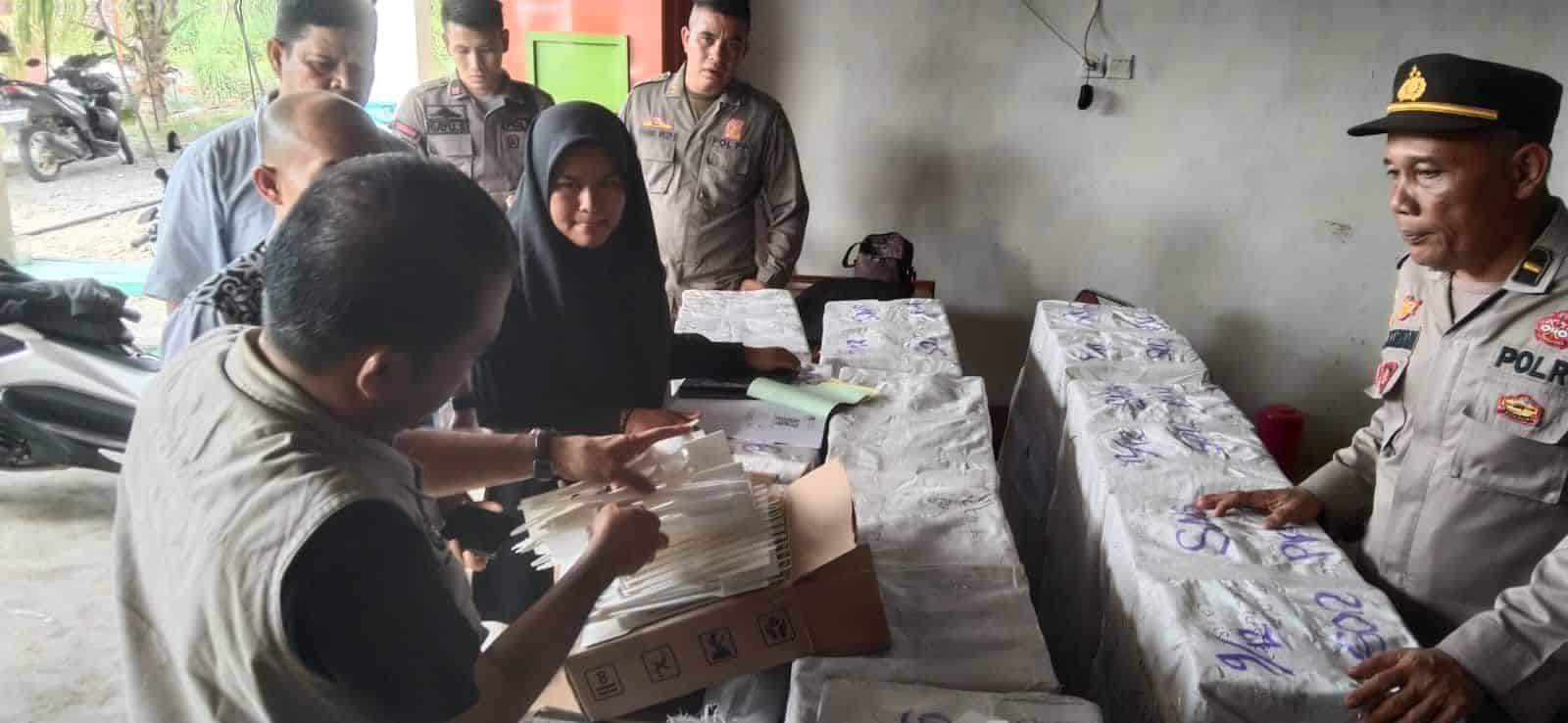 Polres Rohul Monitoring Atas Kedatangan Logistik Pemilu Tahun 2024 Di Gudang KPUD