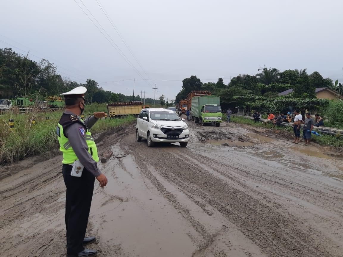 Panit Lantas dan Anggota Polsek Tapung Lakukan Pengaturan di Jalan Rusak KM 55 Petapahan