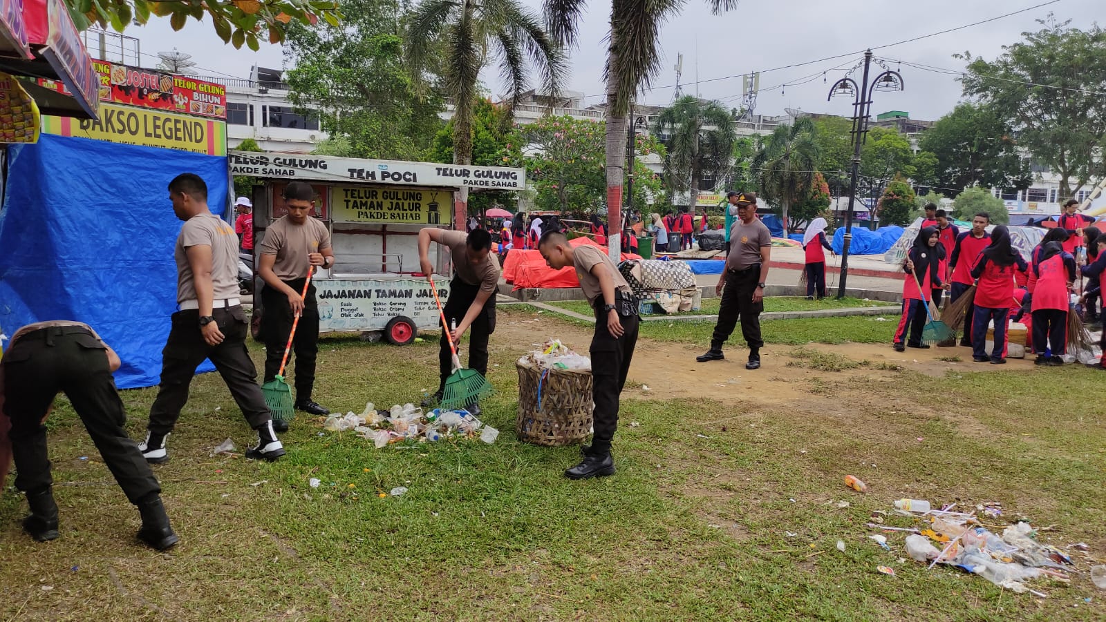 Pengamanan Event Pacu Jalur Sukses, Personel Polres Kuansing Ikut Pula Bersihkan Sampah Di Tepian Narosa