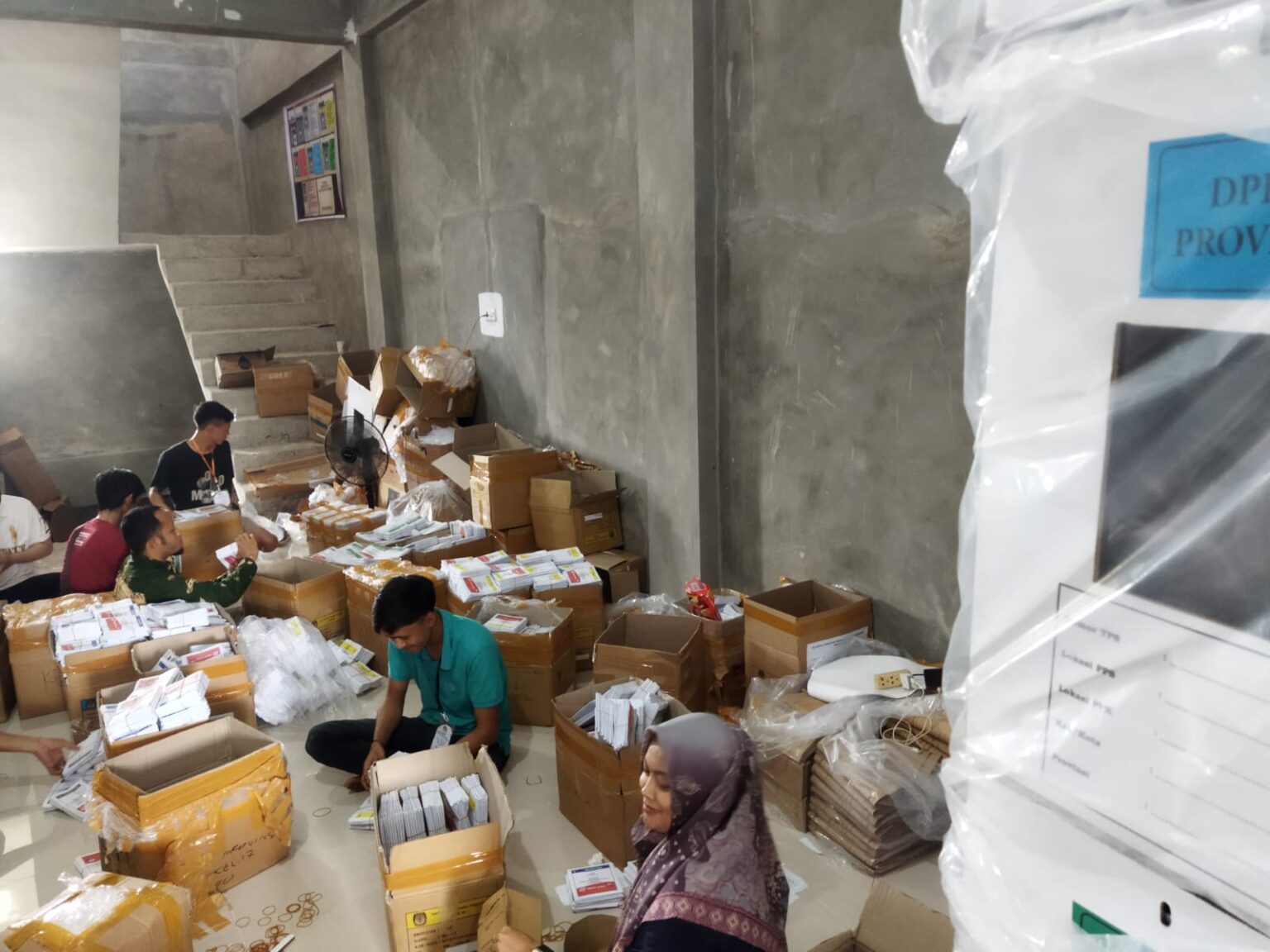 Polres Kuansing Pamwal Packing dan Pengaturan Surat Suara Pemilu 2024