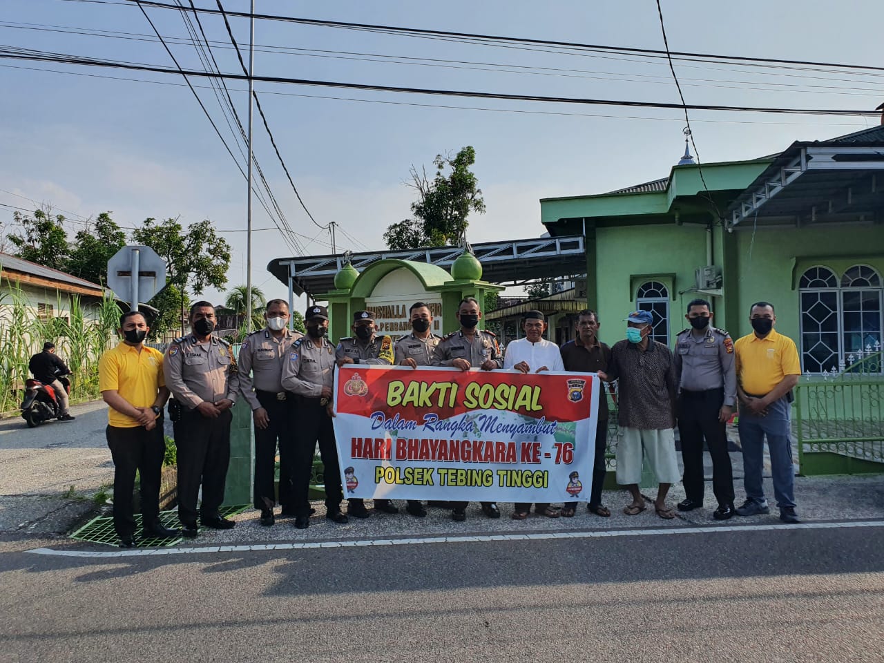 Kali Ini, Kapolsek Tebingtinggi dan Personil Baksos Goro Bersihkan Mushola