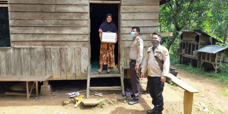 Personel Polsek Kampar Kiri Kembali Bagikan Sembako Bantu Warga Terdampak Covid-19