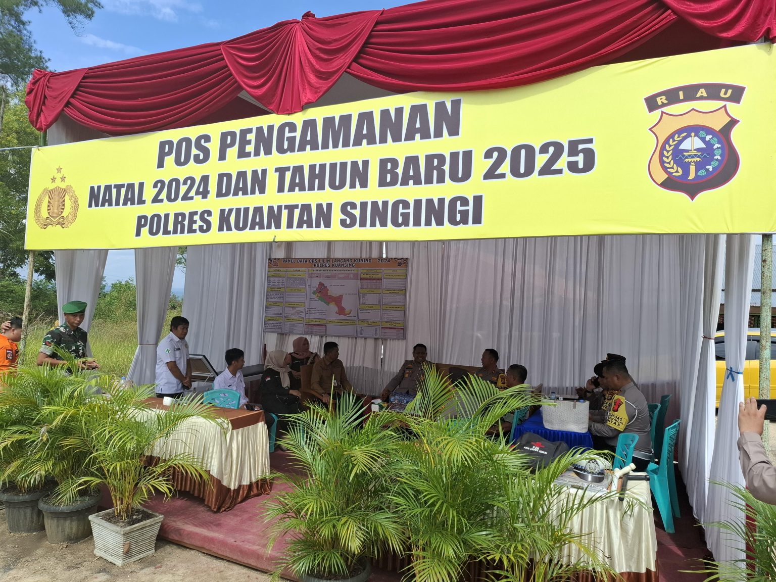 Kapolres Kuansing Dampingi Kadiskes Riau Tinjau Pos Pengamanan Nataru 2025 di Kuantan Mudik