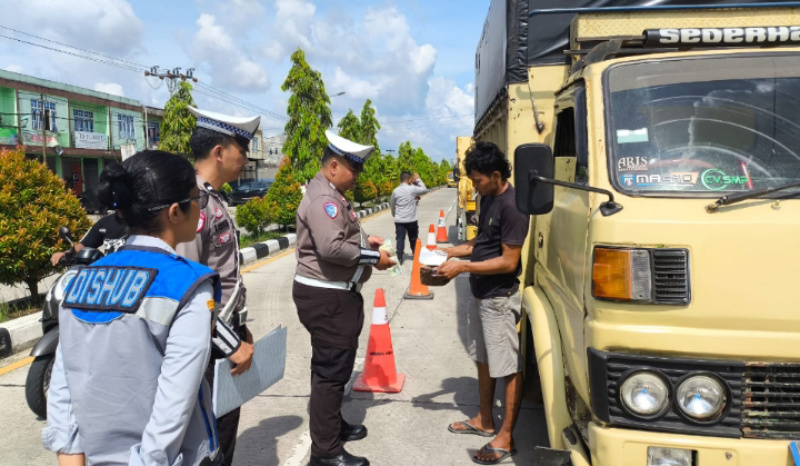 Bulan Berkeselamatan, Satlantas Polres Inhil Tertibkan Kendaraan Angkutan Barang di Kota Tembilahan