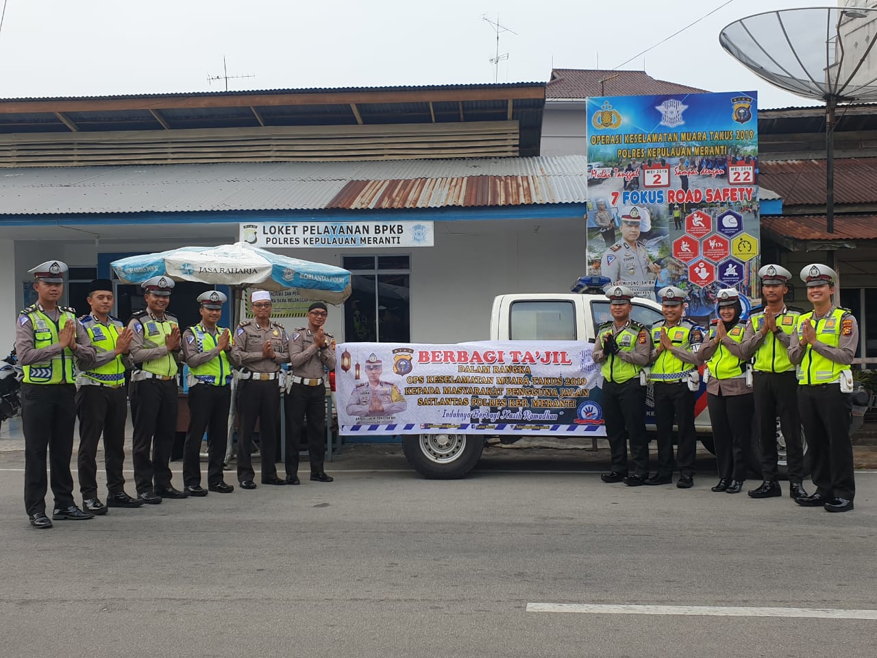 Satlantas Polres Kepulauan Meranti Bagi-Bagi Takjil Kepada Pengendara