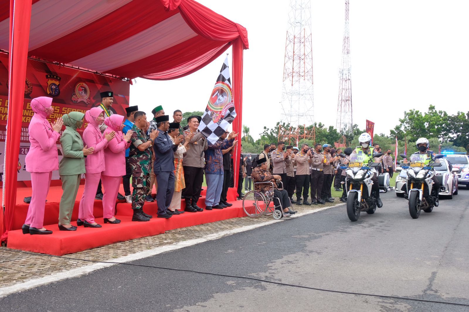 Bagikan 10 Ribu Paket Sembako Bakti Religi Road To 76, Kapolda Riau Mohammad Iqbal: Doa Itu Rohnya Ibadah