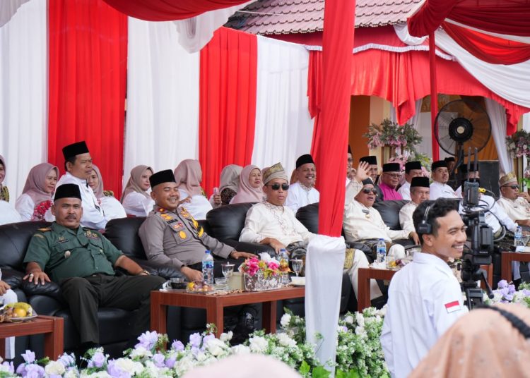 Wakapolres Kuansing Hadiri Pawai Taâ€™aruf Kafilah MTQ ke XXI Tingkat Kabupaten Kuansing Tahun 2023 di Kecamatan Kuantan Hilir